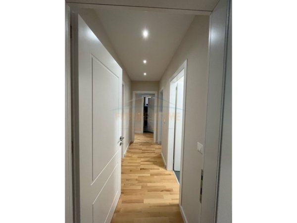 Tirane, jepet me qera apartament 2+1+Ballkon Kati 5, 130 m² 2.200 € (LAKE VIEW, LIQENI)