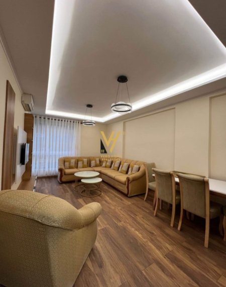 Tirane, jepet me qera apartament 1+1+Ballkon Kati 1, 68 m² 600 € (PAZARI I RI)