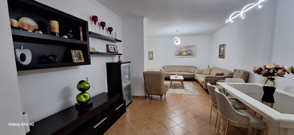Tirane, jepet me qera apartament 2+1+Ballkon Kati 2, 110 m² 750 € (Komuna e parisit)
