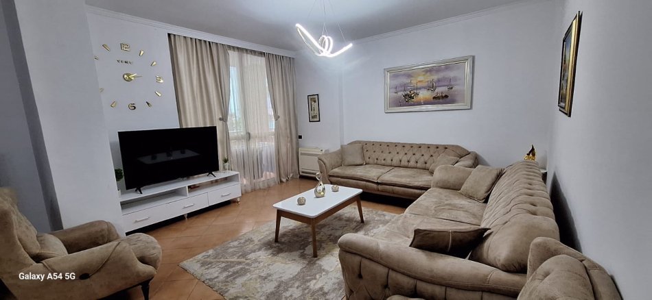 Tirane, jepet me qera apartament 2+1+Ballkon Kati 2, 110 m² 750 € (Komuna e parisit)