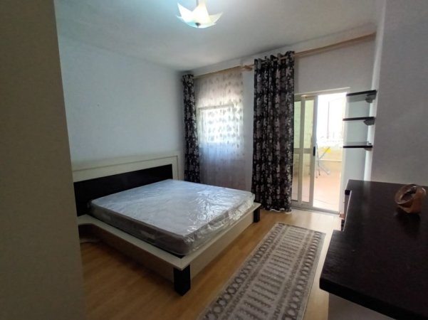 Tirane, jepet me qera apartament 2+1+Ballkon Kati 2, 110 m² 750 € (Komuna e parisit)