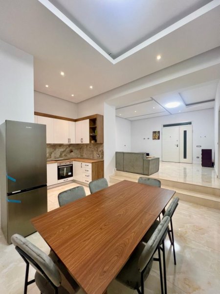 Tirane, jepet me qera apartament 2+1+Ballkon Kati 1, 137 m² 550 € (Selite)