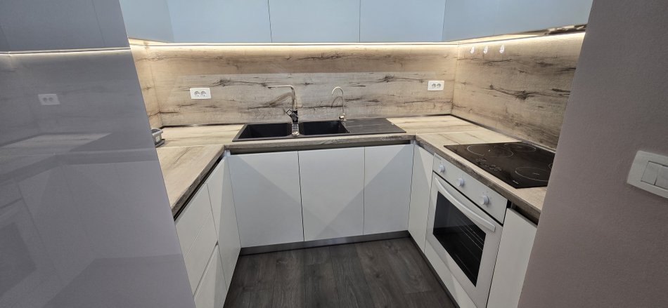 Tirane, jepet me qera apartament 1+1+Ballkon Kati 4, 74 m² 550 €