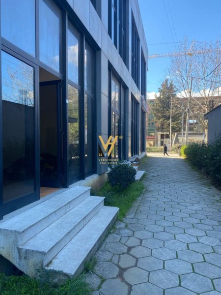 Tirane, shitet dyqan Kati 2, 50 m² 65.000 € (KAMEZ)