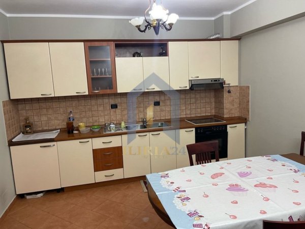 Tirane, jepet me qera apartament 2+1+Ballkon Kati 2, 90 m² 600 € (Muhedin Llagami)