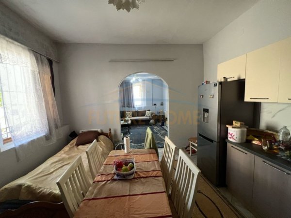 Shitet, Shtëpi Private, Rruga Myslym Keta