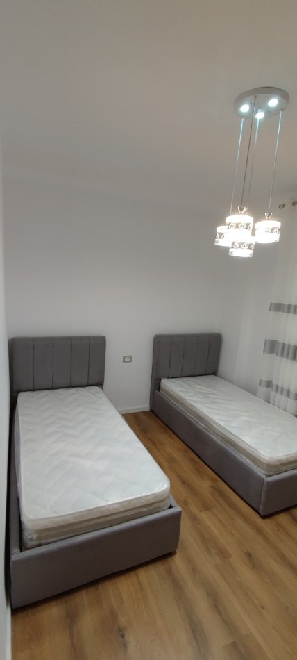 Tirane, jepet me qera apartament 2+1+Ballkon Kati 2, 105 m² 700 € (Komuna e Parisit)