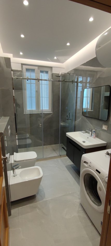 Tirane, jepet me qera apartament 2+1+Ballkon Kati 2, 105 m² 700 € (Komuna e Parisit)