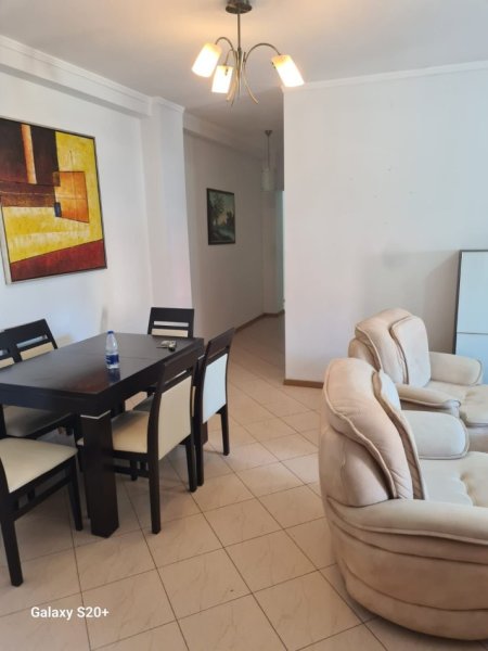 Tirane, jepet me qera apartament 2+1+Ballkon Kati 5, 100 m² 700 € (Rruga e Kosovareve)