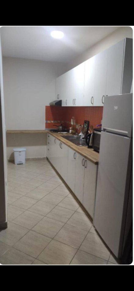 Tirane, jepet me qera apartament 1+1+Aneks+Ballkon Kati 3, 75 m² 500 € (selvia)