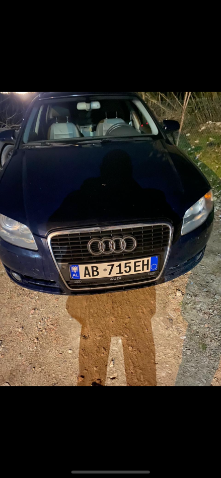 Tirane, shitet makine Audi A4 Nafte, blu e errët automatik Kondicioner 250.000 km 2.200€