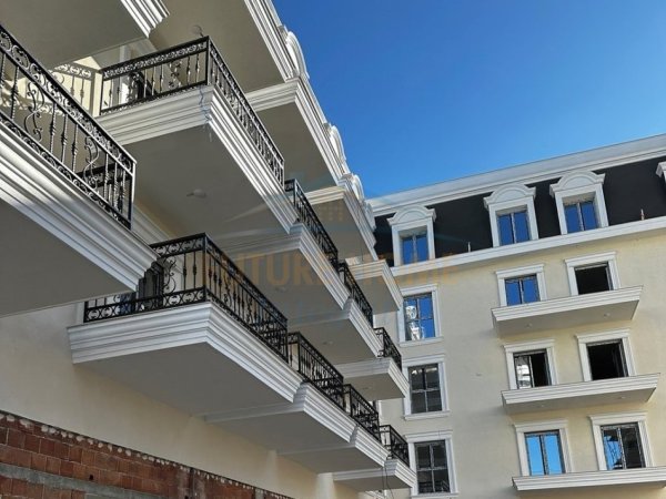 Shitet, Apartament 1+1, Rezidenca Porta e Re, Tiranë.
