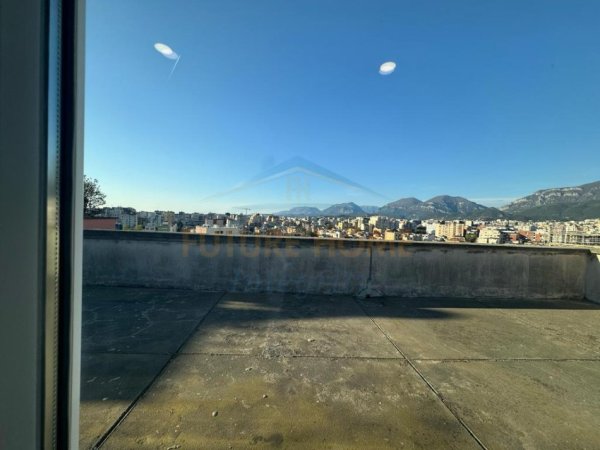 Tirane, jepet me qera garsonier 1+1 Kati 9, 30 m² 450 € (Petro Nini Luarasi)