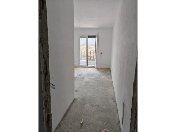 Shitet, Apartament 1+1, Paskuqan, Tiranë.