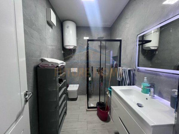 Shitet, Apartament 1+1 (i konvertuar në 2+1), Rruga Jordan Misja, Tiranë.