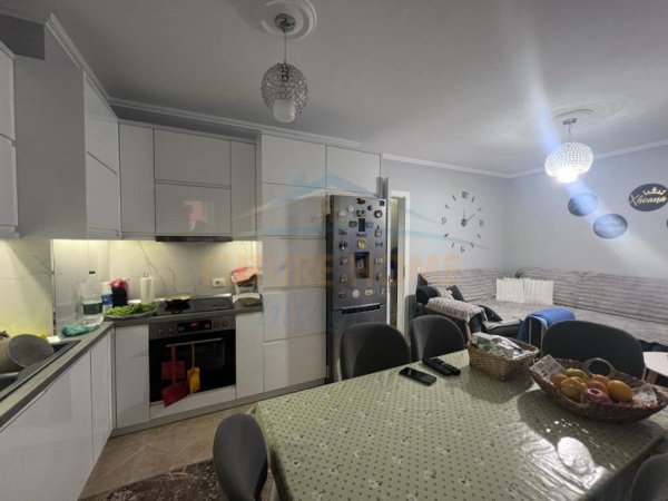 Shitet, Apartament 1+1 (i konvertuar në 2+1), Rruga Jordan Misja, Tiranë.
