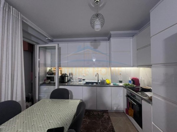 Shitet, Apartament 1+1 (i konvertuar në 2+1), Rruga Jordan Misja, Tiranë.