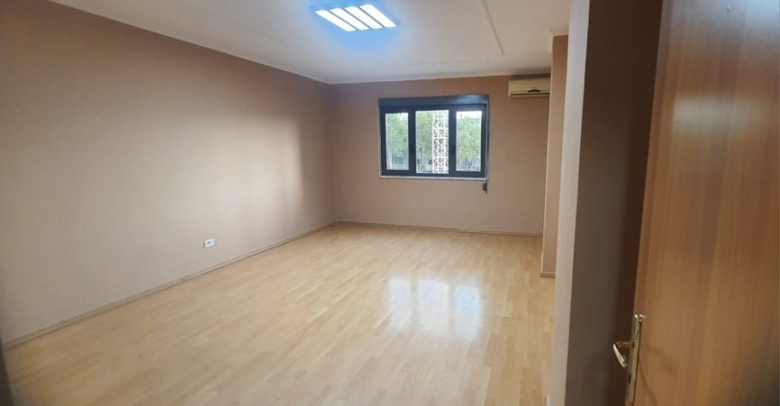 Tirane, jepet me qera apartament 3+1 Kati 3, 160 m² 1.300 € (Kajo karafili , tirane)