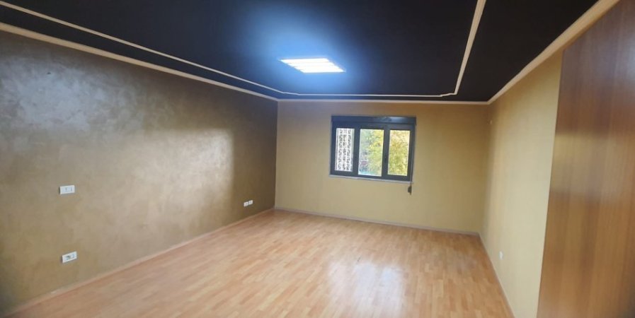 Tirane, jepet me qera apartament 3+1 Kati 3, 160 m² 1.300 € (Kajo karafili , tirane)
