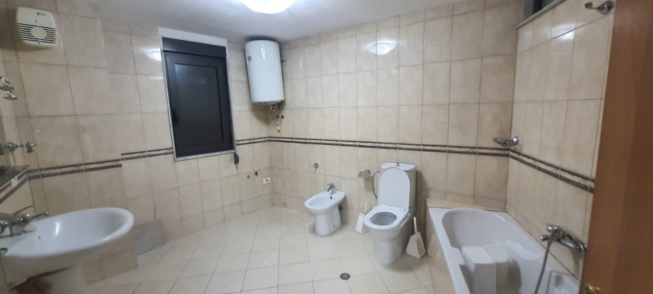 Tirane, jepet me qera apartament 3+1 Kati 3, 160 m² 1.300 € (Kajo karafili , tirane)