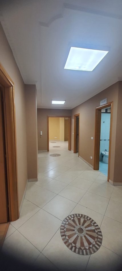 Tirane, jepet me qera apartament 3+1 Kati 3, 160 m² 1.300 € (Kajo karafili , tirane)