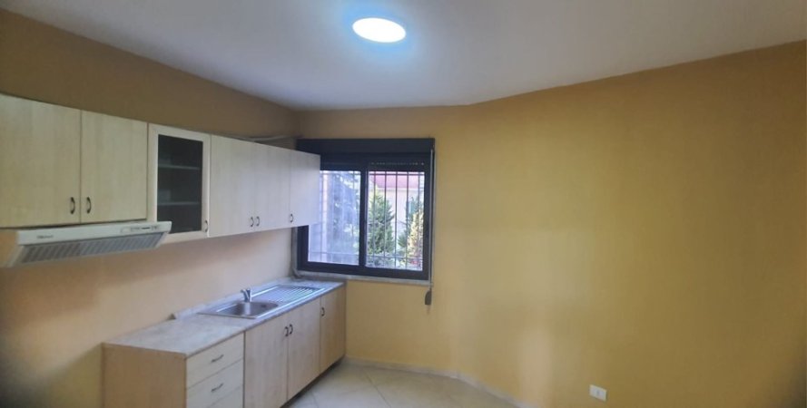 Tirane, jepet me qera apartament 3+1 Kati 3, 160 m² 1.300 € (Kajo karafili , tirane)