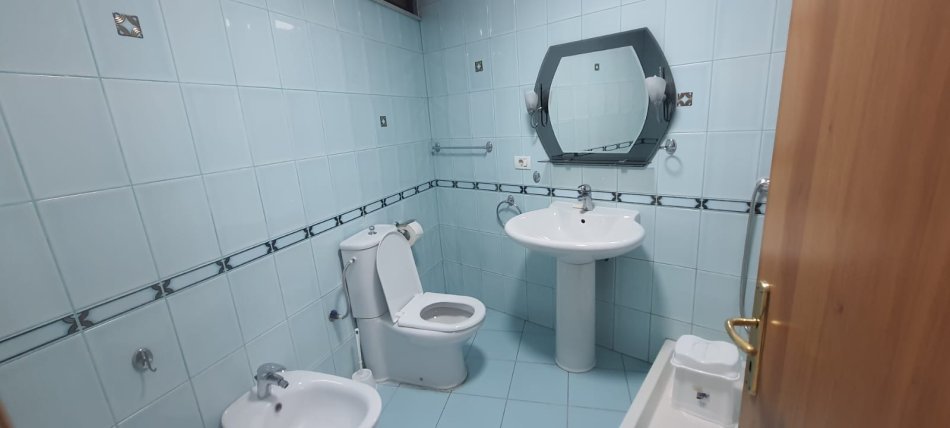 Tirane, jepet me qera apartament 3+1 Kati 3, 160 m² 1.300 € (Kajo karafili , tirane)