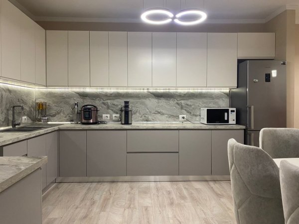 Tirane, jepet me qera apartament 2+1+Ballkon Kati 6, 102 m² 700 € 