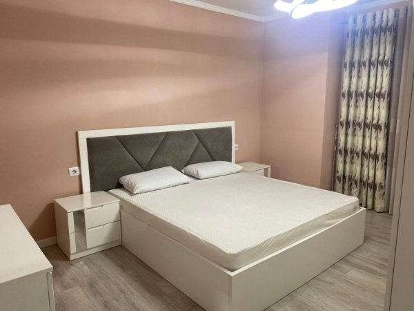 Tirane, jepet me qera apartament 2+1+Ballkon Kati 6, 102 m² 700 € 