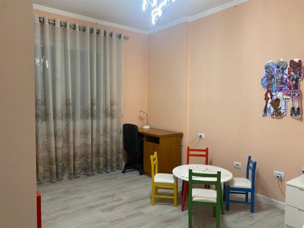 Tirane, jepet me qera apartament 2+1+Ballkon Kati 6, 102 m² 700 € 