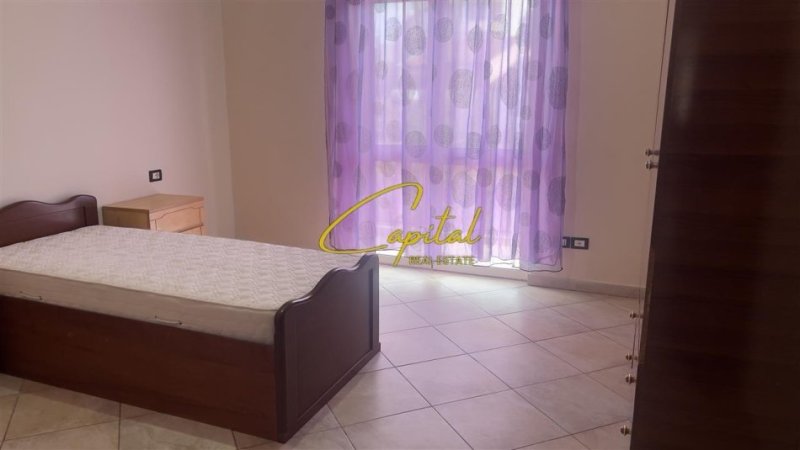 Tirane, jepet me qera apartament 3+1 Kati 2, 150 m² 500 € (ALI DEMI)