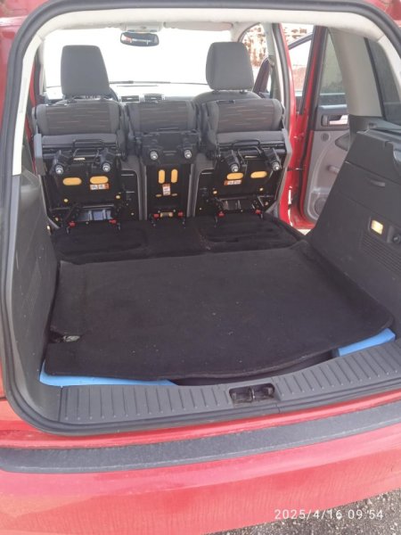 Tirane, shes makine Ford C-Max Automatike Benzin/Gaz viti 2009 Benzin+Gaz, e kuqe automatik Klima 192.000 km 4.300 €