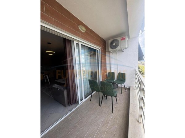 Shitet, Apartament 1+1, Rruga 5 Maji, Tirane.