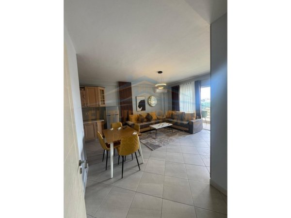 Shitet, Apartament 1+1, Rruga 5 Maji, Tirane.