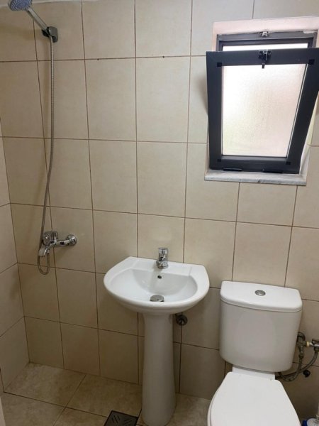 Tirane, jepet me qera apartament 1+1 Kati 1, 60 m² 300 € (ILIA DILO SHEPERI)