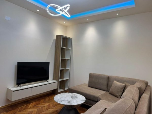 Tirane, jepet me qera apartament 1+1 Kati 3, 76 m² 600 € (Rruga e Dibres)