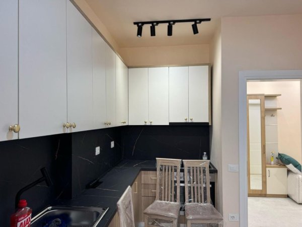 Tirane, jepet me qera apartament 1+1 Kati 3, 76 m² 600 € (Rruga e Dibres)