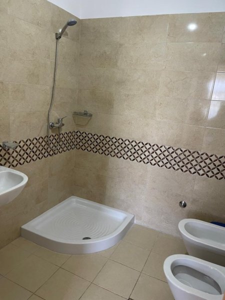 Tirane, jepet me qera apartament 3+1+Ballkon Kati 2, 143 m² 850 € (KINOSTUDIO)