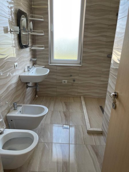 Tirane, jepet me qera apartament 3+1+Ballkon Kati 2, 143 m² 850 € (KINOSTUDIO)