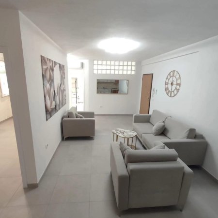 Tirane, jepet me qera apartament Kati 4, 73 m² 650 € (Rruga Myslym Shyri!)