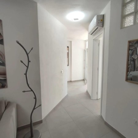 Tirane, jepet me qera apartament Kati 4, 73 m² 650 € (Rruga Myslym Shyri!)
