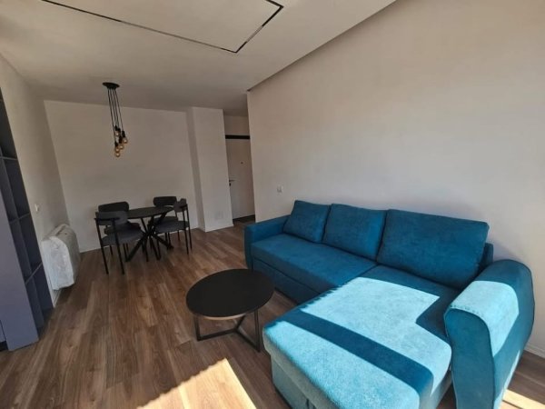 Tirane, jepet me qera apartament 2+1 , 750 € (Tregu Elektrik)