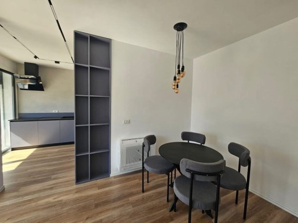 Tirane, jepet me qera apartament 2+1 , 750 € (Tregu Elektrik)