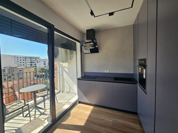 Tirane, jepet me qera apartament 2+1 , 750 € (Tregu Elektrik)