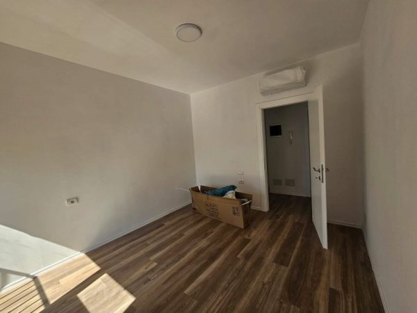 Tirane, jepet me qera apartament 2+1 , 750 € (Tregu Elektrik)