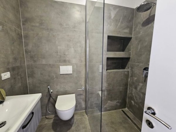 Tirane, jepet me qera apartament 2+1 , 750 € (Tregu Elektrik)
