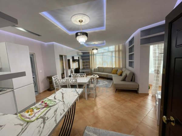 Tirane, jepet me qera apartament 1+1+Ballkon Kati 4, 70 m² 600 € (Liqeni i thate pran radisonit)