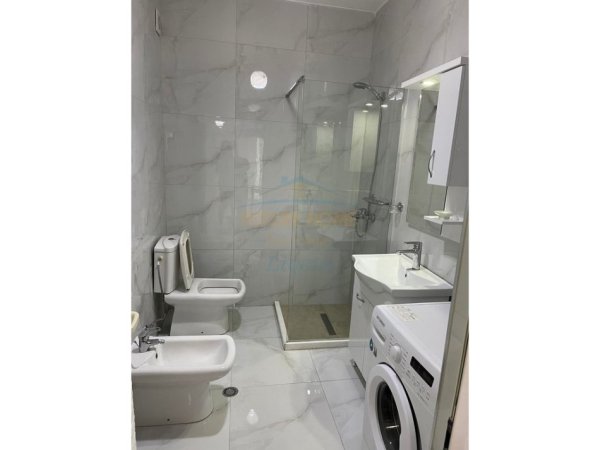 Tirane, jepet me qera apartament 1+1+Ballkon Kati 4, 70 m² 600 € (Liqeni i thate pran radisonit)