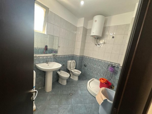 Tirane, jap me qera apartament 1+1 Kati 2, 80 m² 500 € (Rruga shkelqim fusha)
