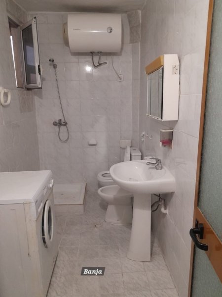 Tirane, jepet me qera 2+1+Ballkon Kati 5, 95 m² 320 € (Njazi meka)
